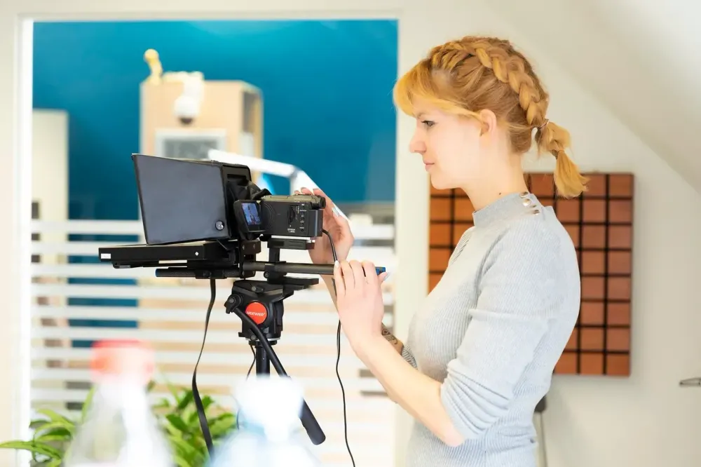 teleprompter, camera, reporter, woman, work, job, camera man, teleprompter, teleprompter, teleprompter, teleprompter, teleprompter